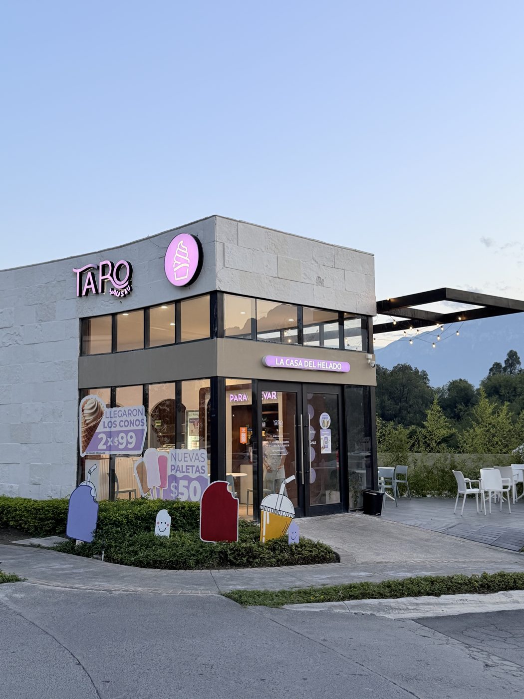 Cliente disfrutando un helado Taro Haus